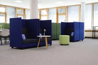 Bibliothek blaue Möbel