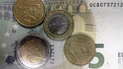 Euromünzen auf Fünf-Euro-Schein