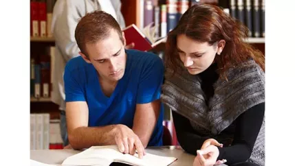 Zwei Studierende lernen in der Bibliothek 1078580 (DE)