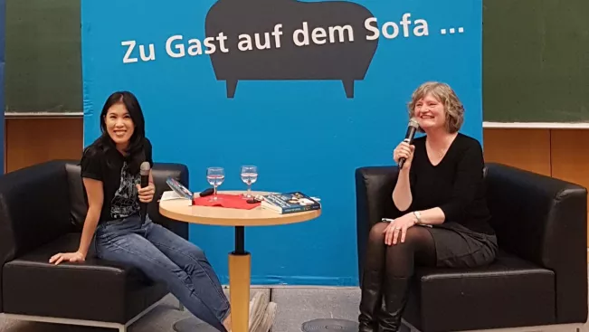 Zu Gast auf dem Sofa: Mai Thi Ngyen-Kim mit Susanne Kundmüller-Bianchini