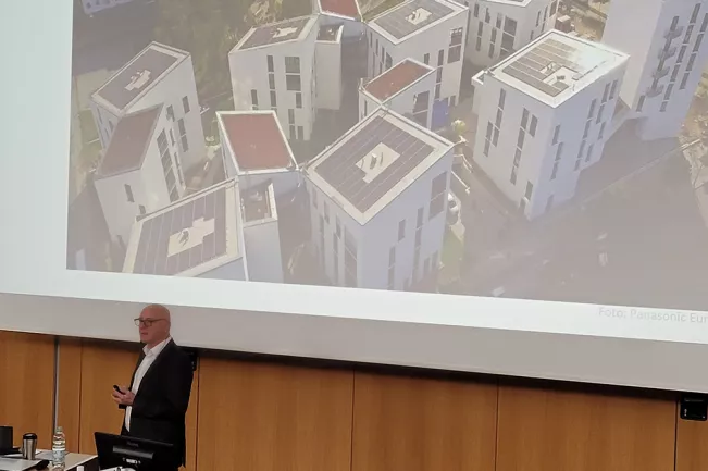 Professor Witzleben erläutert die Bedeutung „smarter Gebäudeentwicklung“. Foto: Angelika Fiedler
