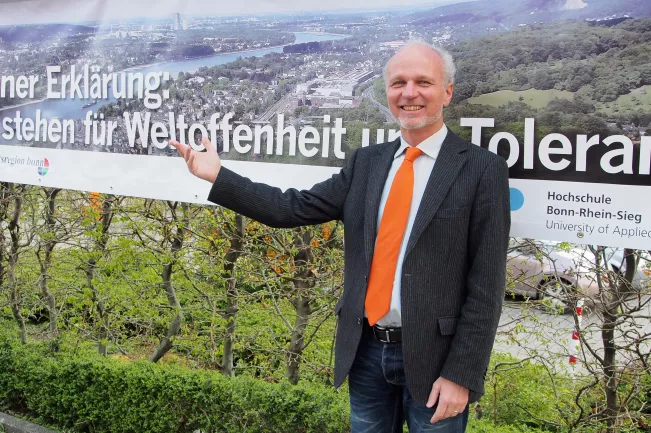 Prof. Jürgen Bode vor dem Plakat "Bonner Erklärung für Weltoffenheit und Toleranz" (DE)