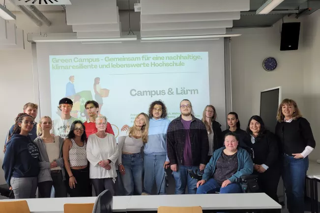 Gruppenfoto nach der Präsentation im Ergänzungsfach Green Campus, Sommersemester 2024