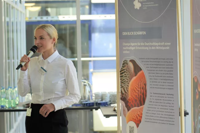 Prof. Natalie Bartholomäus, Hochschule Bielefeld bei der Präsentation der NAW.NRW im MKW. Foto: MKW
