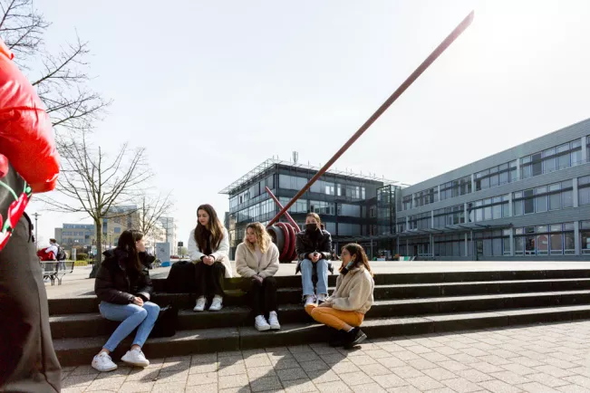 erstsemesterempfang_wirtschaft_wiwi_studierende_treppe_campus_spule_sta_20220321_foto_eric_lichtenscheidt_41_fs22.jpg (DE)